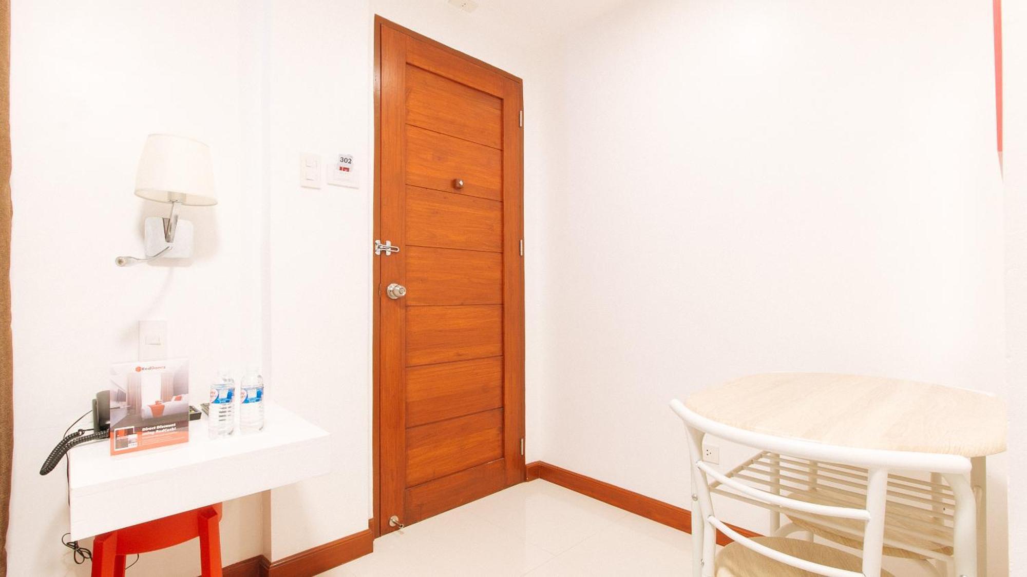 Reddoorz Near Mercado Del Lago Hotel Paranaque City Exterior photo